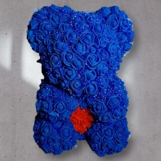Miś z róż piankowych - niebieski z czerwonym sercem, około 25cm wysokości