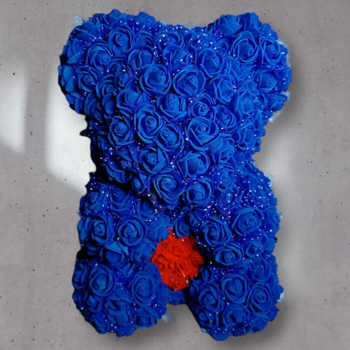 Miś z róż piankowych - niebieski z czerwonym sercem, około 25cm wysokości