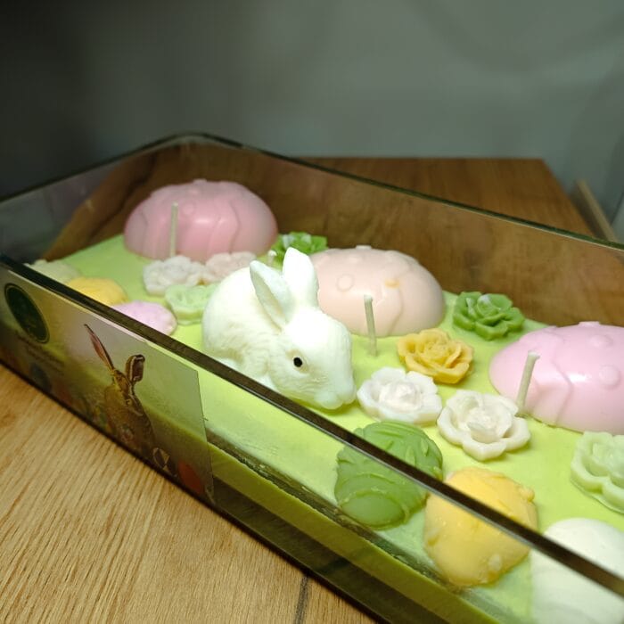 WIELKANOCNA ŚWIECA ZAJĄC W OGRODZIE