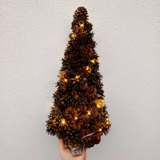 ŚWIĄTECZNA CHOINKA Z SZYSZEK