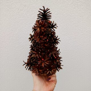 ŚWIĄTECZNA CHOINKA Z SZYSZEK 30cm